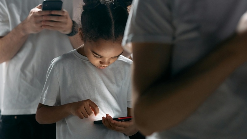 Kind schaut auf sein Smartphone